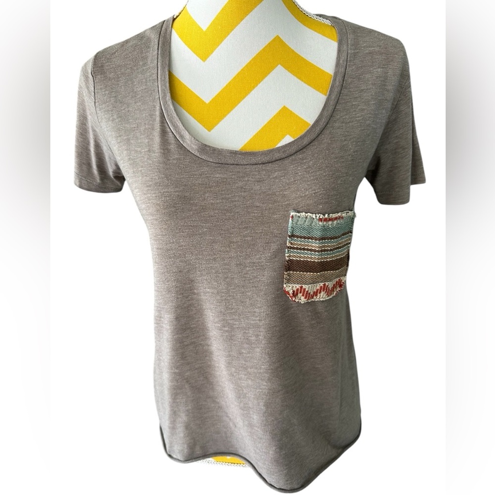 Stylish Gray Women's Top with Patterned Pocket